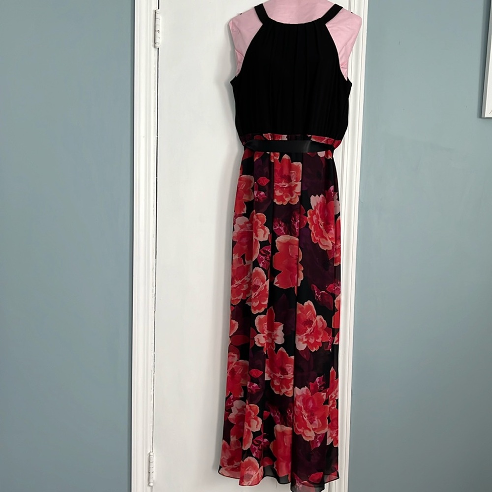 Women’s summer gown sleeveless, lightweight. In excellant condition